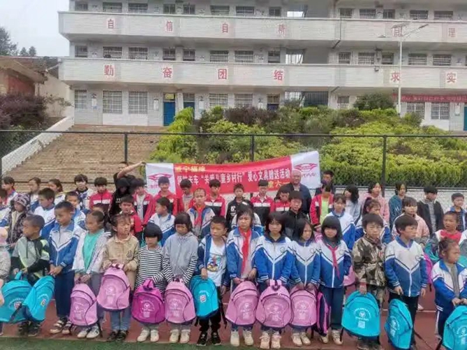 高考要从娃娃抓起:以关爱托起留守儿童的梦想