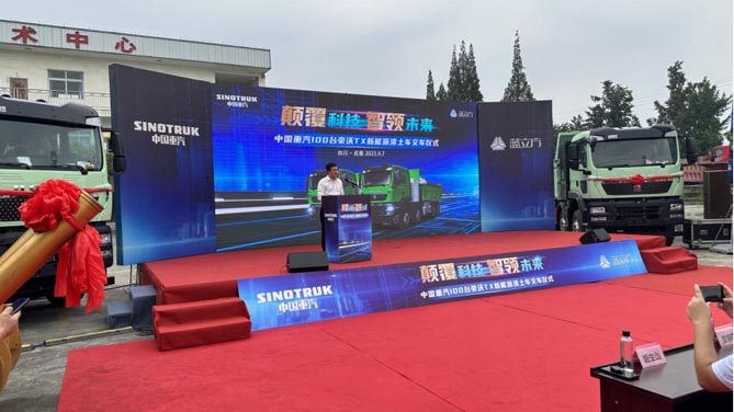 欢迎您到公海赌来新能源丨成都区域100台豪沃TX新能源渣土车圆满交付！