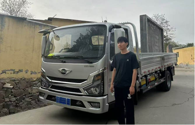 王世元的货运搭档：宽体领航大G-LNG轻卡开启高效运输新体验
